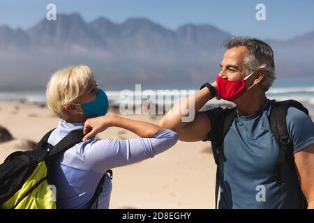 Coppia anziana che passa il tempo in natura insieme Foto Stock