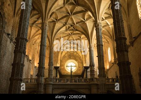 Architettura tardo-gotica e soffitto decorativo all'interno del monastero di Jerónimos a Lisbona, Portogallo, Europa. Foto Stock