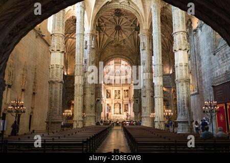 Architettura tardo-gotica e soffitto decorativo all'interno del monastero di Jerónimos a Lisbona, Portogallo, Europa. Foto Stock