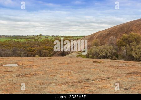 Sul Plateau sopra la Wave of Hyden Rock vicino a Hyden, Australia Occidentale Foto Stock