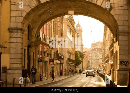Strada con arco nel quartiere storico di Baixa, Lisbona, Portogallo, Europa. Foto Stock