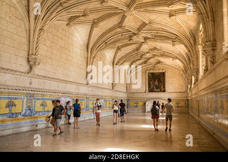 All'interno del monastero di Jerónimos a Lisbona, Portogallo, Europa, con soffitti a volta ornati e piastrelle azulejos. Foto Stock