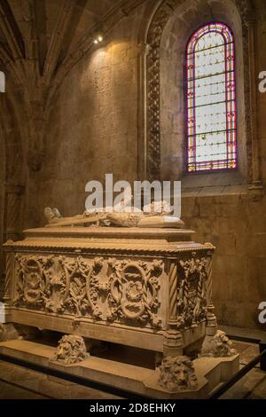 Interno del Monastero di Jerónimos a Lisbona, Portogallo, Europa, con la tomba del poeta Luís de Camões. Foto Stock