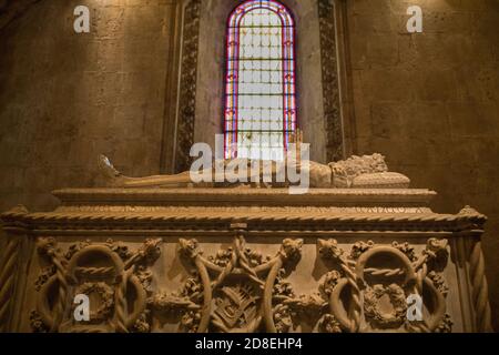 Interno del Monastero di Jerónimos a Lisbona, Portogallo, Europa, con la tomba del poeta Luís de Camões. Foto Stock