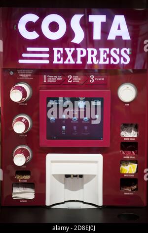 Una macchina da caffè Costa Express in una stazione di servizio a Cardiff, Galles, Regno Unito. Foto Stock