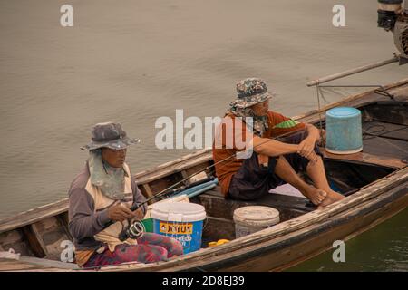 Due persone che pescano in una barca, Thailandia, Koh Phangan, settembre 2019 Foto Stock