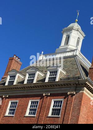 Vista ad angolo basso di cupola e Weather Vane, Silliman College, Yale University, New Haven, Connecticut, USA Foto Stock