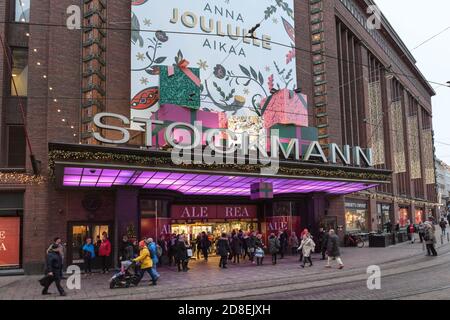 HELSINKI, FINLANDIA-CIRCA DEC, 2018: L'ingresso principale del centro commerciale Stockmann è in serata invernale. Illuminazione natalizia. Lo Stockmann lo è Foto Stock