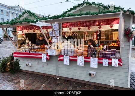 HELSINKI, FINLAND-CIRCA DEC, 2018: Bancarelle di legno per la vendita di mirtillo, bacca, bacche nuvolosità e miele. Tradizionale mercatino di Natale con frutti di bosco e hon Foto Stock
