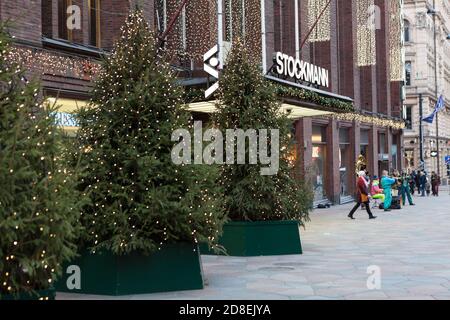 HELSINKI, FINLANDIA-CIRCA DEC, 2018: Seconda entrata al negozio Stockmann con alberi di Natale in luce. Il paesaggio urbano è a dicembre. Il Stockm Foto Stock