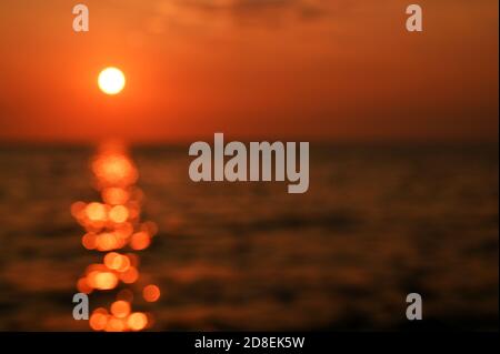 Tramonto rosso sul mare, ricco di nuvole scure, raggi di luce, catturato vicino Saranda, Albania Foto Stock