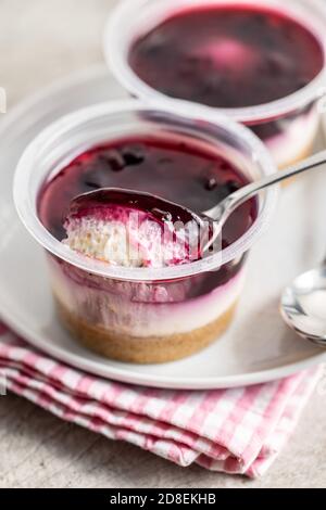 Desssert dolce. Tazza di Cheesecake su piatto. Foto Stock