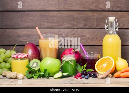 Vari succhi di frutta e verdura appena spremuti. Foto Stock