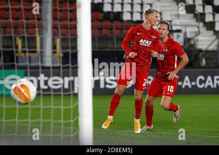 Alkmaar, Paesi Bassi. 29 Ott 2020. ALKMAAR, 29-10-2020, AFAS Stadion, calcio olandese, Europa League, stagione 2020/2021. Il giocatore AZ Albert Gudmundsson e il giocatore AZ Dani de WIT dopo il 2-0 durante la partita AZ vs Rijeka Credit: Pro Shots/Alamy Live News Foto Stock