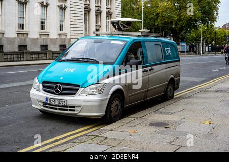 RTE, un furgone esterno di RTE, l'emittente nazionale irlandese, ha parcheggiato nei pressi di edifici governativi a Merrion Street, Dublino, Irlanda. Foto Stock