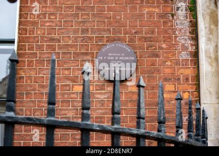 Il luogo di nascita del Duca di Wellington, Arthur Wellesley, commemorato da questa lapide in Merion Street, Dublino, Irlanda. Foto Stock