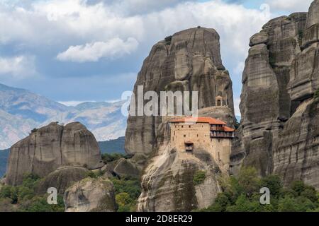 Meteora una formazione rocciosa mozzafiato nella Grecia centrale che ospita uno dei complessi più grandi e più precipitosamente costruiti di Monastro ortodosso orientale Foto Stock