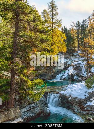 Cascata Cascada da Bernina al ghiacciaio Morteratsch in autunno, Engadin, Grigioni, Svizzera Foto Stock