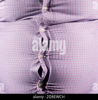 un uomo sovrappeso in una camicia stretta Foto Stock