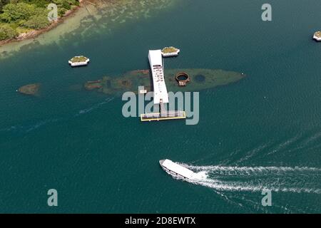 Vista aerea del Pearl Harbor Memorial e della USS Arizona Foto Stock
