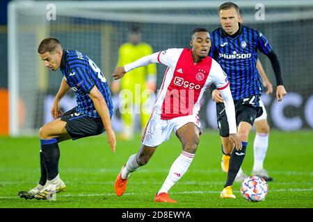 Mario Pasalic di Atalanta, Ryan Gravenberch di Ajax, Josip Ilicic di Atalanta durante la UEFA Champions League, Group Stage, Group D Football Match C. Foto Stock