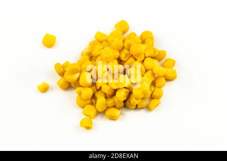 Manciata di mais in scatola su sfondo bianco isolato Foto Stock