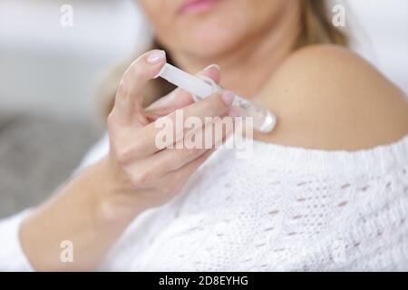 la donna grassa è autoiniettata di insulina con siringa Foto Stock