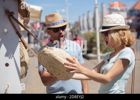 abbinando con l'espressione stupita che guarda la borsa per la vendita Foto Stock