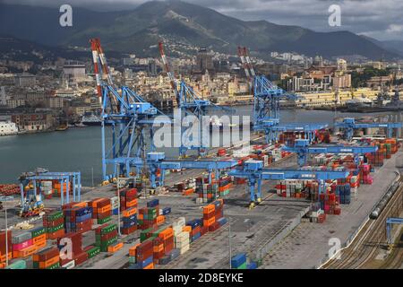 Italia, Genova, 30 agosto 2020. Terminal dei container nel porto di Genova. Gru alte per la movimentazione con il centro della città ligure sullo sfondo Foto Stock