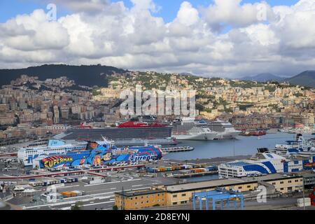 Italia, Genova, 30 agosto 2020. Grandi navi da crociera e traghetti attraccati nel porto di Genova. Il porto di Genova è tra i primi porti in termini di dimensioni Foto Stock