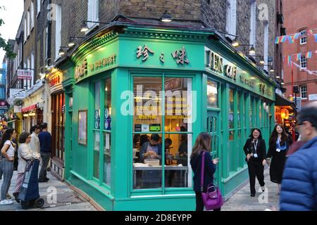 Londra, Regno Unito. 8 agosto 2018. Londra chinatown vita cittadina. Caffè, negozi con locali e turisti in una strada del quartiere cinese. Foto Stock