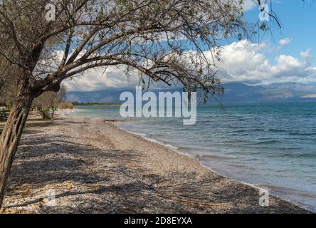 Bei villaggi di mare lungo la costa settentrionale della penisola del Peloponneso, Grecia Foto Stock