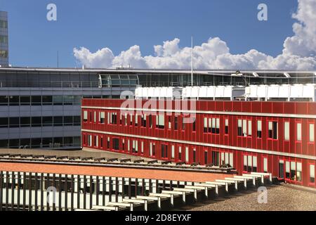 Vista rialzata dell'edificio degli uffici. Architettura moderna e minimale di un edificio industriale e per uffici con tetti piani in Olanda contro un sug Foto Stock