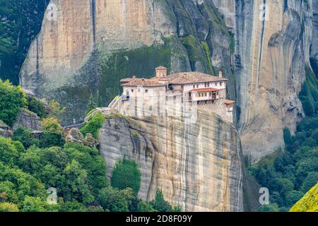 Meteora una formazione rocciosa mozzafiato nella Grecia centrale che ospita uno dei complessi più grandi e più precipitosamente costruiti di Monastro ortodosso orientale Foto Stock