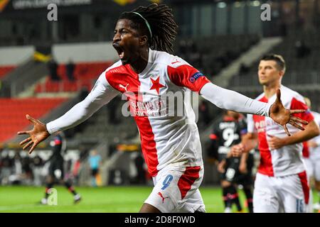 Praga, Repubblica Ceca. 29 Ott 2020. PETER OLAYINKA (Slavia) celebra un gol durante la UEFA Europa League, 2° turno, gruppo C, partita: SK Slavia Praha vs Bayer 04 Leverkusen, il 29 ottobre 2020, a Praga, Repubblica Ceca. Credit: Vit Simanek/CTK Photo/Alamy Live News Foto Stock