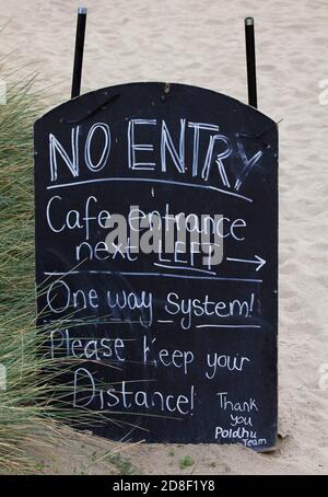 Nessun cartello d'ingresso al Poldhu Beach Cafe durante il Covid 19 crisi che richiede un allontanamento sociale Foto Stock
