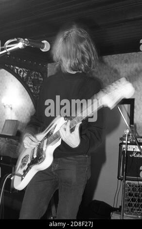 Andrew Sherriff del gruppo britannico Chapterhouse, sul palco del Wellhead Inn, Wendover, Regno Unito, 06/04/91. Foto Stock