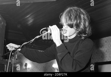 Andrew Sherriff, del gruppo britannico di shoegazing/alternative rock Chapterhouse, sul palco di Esquires, Bedford, UK, 30/11/90. Foto Stock