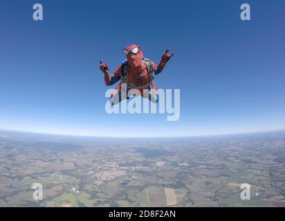 Paracadutista cosplay vestito da ragno Foto Stock