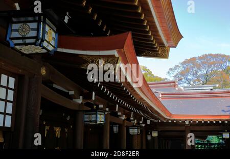 Dettagli architettonici del lungo padiglione intorno al cortile principale Di Meiji Jingu (Santuario Meiji).Shibuya.Tokyo.Giappone Foto Stock