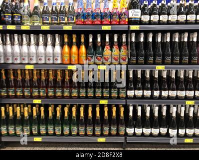 Varietà di vini in scaffale di supermercato Foto stock - Alamy