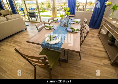 Zona pranzo tavolo di legno con sei sedie e tavolo Runner Con mezzeria Foto Stock