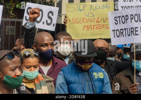 Manifestazione di cittadini nigeriani contro il dittatore Muhammadu Buhari Madrid E la brutalità dello Special Anti-Robby Squad (SARS) A. movimento Foto Stock