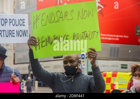 Manifestazione di cittadini nigeriani contro il dittatore Muhammadu Buhari Madrid E la brutalità dello Special Anti-Robby Squad (SARS) A. movimento Foto Stock