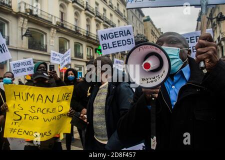 Manifestazione di cittadini nigeriani contro il dittatore Muhammadu Buhari Madrid E la brutalità dello Special Anti-Robby Squad (SARS) A. movimento Foto Stock