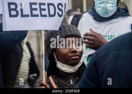 Manifestazione di cittadini nigeriani contro il dittatore Muhammadu Buhari Madrid E la brutalità dello Special Anti-Robby Squad (SARS) A. movimento Foto Stock