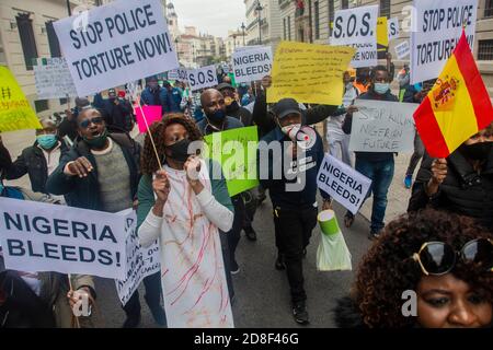 Manifestazione di cittadini nigeriani contro il dittatore Muhammadu Buhari Madrid E la brutalità dello Special Anti-Robby Squad (SARS) A. movimento Foto Stock