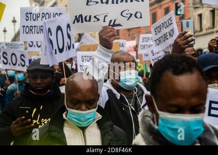 Manifestazione di cittadini nigeriani contro il dittatore Muhammadu Buhari Madrid E la brutalità dello Special Anti-Robby Squad (SARS) A. movimento Foto Stock