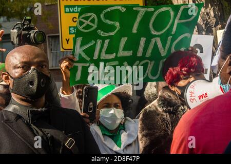 Manifestazione di cittadini nigeriani contro il dittatore Muhammadu Buhari Madrid E la brutalità dello Special Anti-Robby Squad (SARS) A. movimento Foto Stock