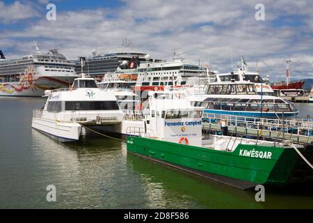 Traghetti e navi da crociera nel porto di Ushuaia, Tierra del Fuego, Patagonia, Argentina Foto Stock